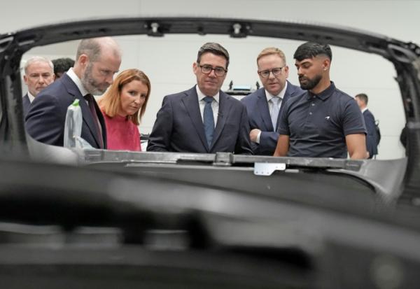 Le nouveau Premier ministre britannique Andy Burnham (au centre), lors d'une visite à l'usine du constructeur automobile McLaren à Woking, au sud de Londres