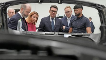 Le nouveau Premier ministre britannique Andy Burnham (au centre), lors d'une visite à l'usine du constructeur automobile McLaren à Woking, au sud de Londres