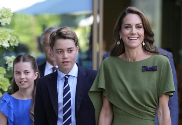Catherine, princesse de Galles (à dr.), le prince George (au centre) et la princesse Charlotte à Wimbledon pour la finale du simple messieurs, le 12 juillet 2026