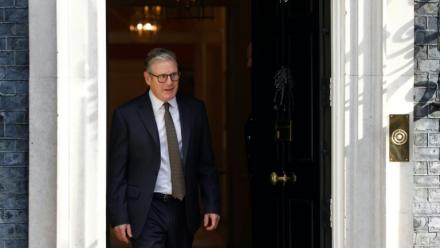 Le Premier ministre Keir Starmer, sortant du 10 Downing Street, Londre, le 4 avril 2026