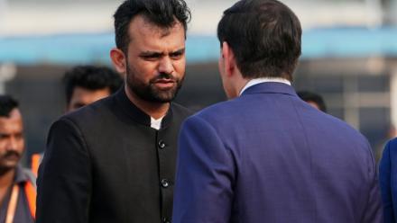Le secrétaire d'Etat américain Marco Rubio (de dos) est accueilli par Avadh Singhal (à gauche), chef du protocole de l'Etat du Bengale occidental, à l'aéroport international Netaji Subhash Chandra Bose de Calcutta, en Inde, le 23 mai 2026