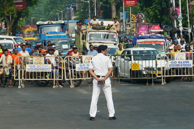 Un policier monte la garde devant une barrière pour réguler la circulation alors que le cortège du secrétaire d'Etat américain Marco Rubio passe à Calcutta, le 23 mai 2026
