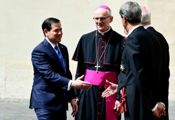Le secrétaire d'État américain Marco Rubio arrive dans la cour Saint Damase au Vatican avant une audience privée avec le pape Léon XIV le 7 mai 2026.