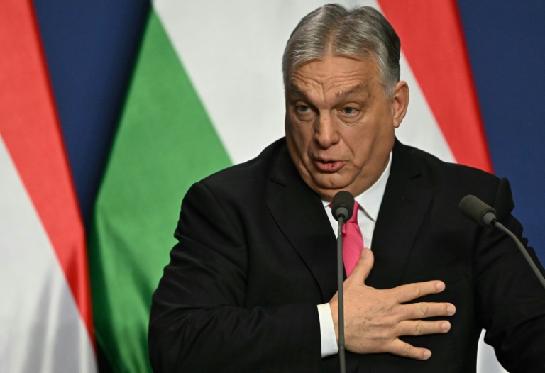 Le Premier ministre hongrois Viktor Orban répond à la question d'un journaliste lors d'une conférence de presse, à Budapest, le 5 janvier 2026