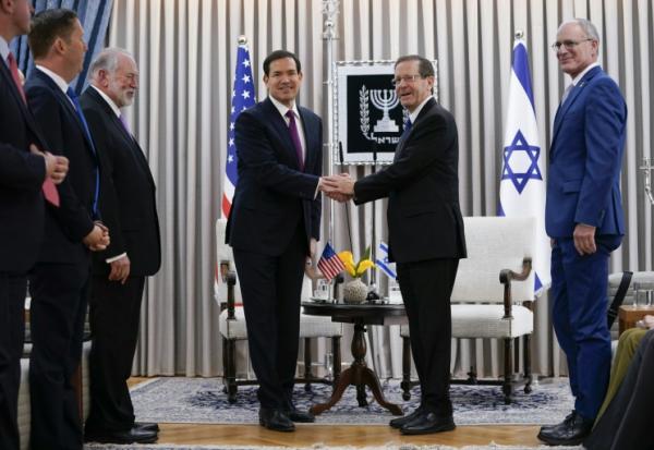 Le secrétaire d'Etat américain Marco Rubio et le président israélien Isaac Herzog se serrent la main avant leur rencontre à Jérusalem, le 15 septembre 2025 