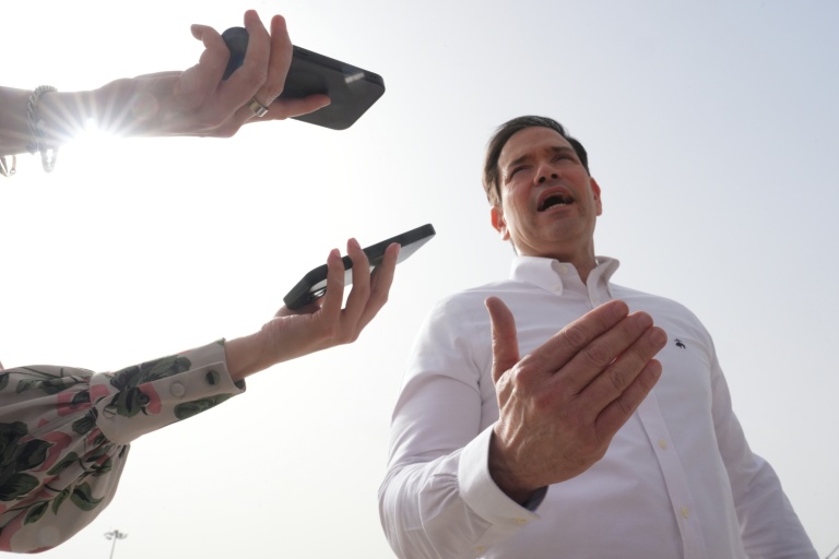Le secrétaire d'Etat américain Marco Rubio s'adresse aux journalistes avant d'embarquer dans son avion à l'aéroport international Indira Gandhi de New Delhi, le 25 mai 2026