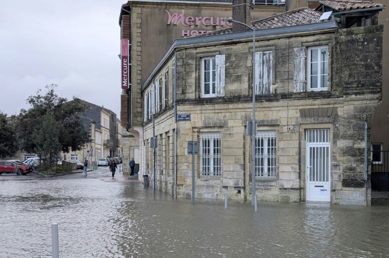 Une rue inondée à Libourne,en Gironde, le long de la Dordogne le 19 février 2026