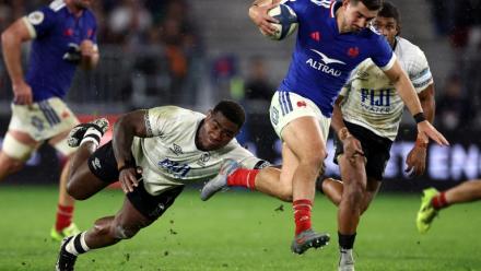 L'arrière du XV de France Thomas Ramos (D) échappe au plaquage du Fidjien Josua Tuisova lors du match international remporté par les Bleus (34-21), le 15 novembre 2025 à Bordeaux