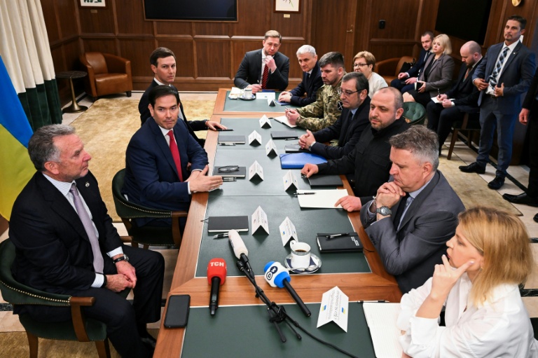 Le chef de la délégation ukrainienne Roustem Oumerov (c,d) et le secrétaire d'Etat américain Marco Rubio (c,g) accompagné de Steve Witkoff et Jared Kushner, lors d'une réunion à Hallandale Beach, en Floride, le 30 novembre 2025