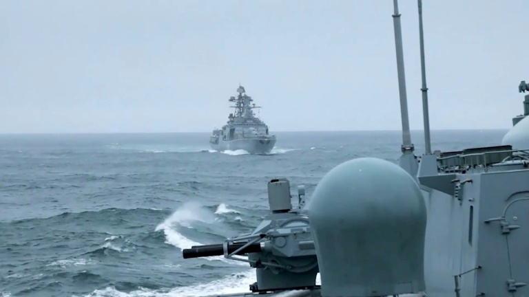 Capture d'écran vidéo tirée d'un document distribué par le ministère russe de la Défense, le 12 septembre 2025, montrant les forces armées russes participant aux exercices militaires conjoints Zapad-2025 des forces armées russes et bélarusses dans un lieu non divulgué