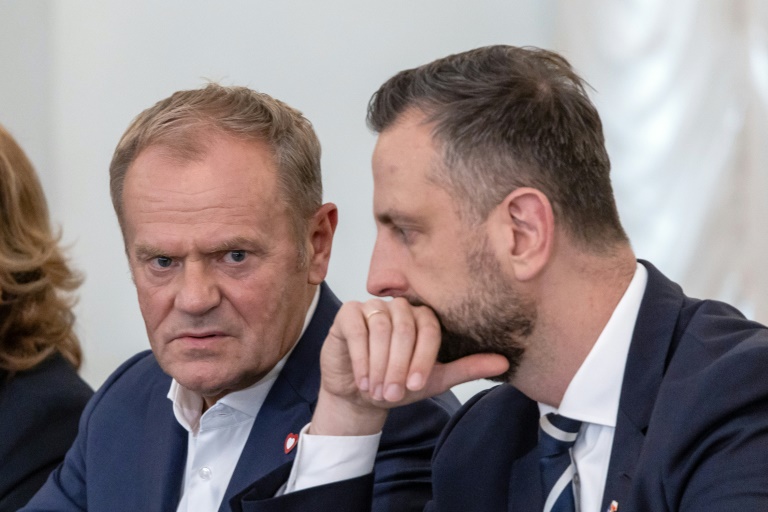 Le Premier ministre polonais Donald Tusk (g) et le ministre de la Défense Wladyslaw Kosiniak-Kamysz (d) avant une réunion du Conseil national de sécurité à Varsovie, le 11 septembre 2025