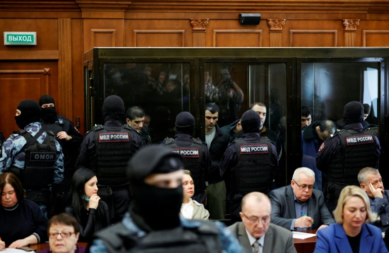 Les accusés, soupçonnés d'implication dans l'attentat perpétré en 2024 à la salle de concert Crocus City Hall, dans des box vitrés avant l'annonce de leur verdict par un tribunal de Moscou, le 12 mars 2026