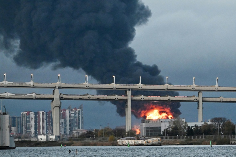 Un terminal pétrolier en feu à Saint-Pétersbourg après des attaque de drones ukrainiens, le 18 octobre 2026 en Russie