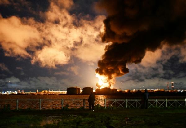 Un terminal pétrolier en flammes à Saint-Pétersbourg après des attaque de drones ukrainiens, le 18 octobre 2026 en Russie