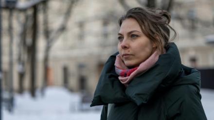 L'opposante russe Khelga Pirogova marche dans une rue du centre-ville de Vilnius le 3 février 2026.