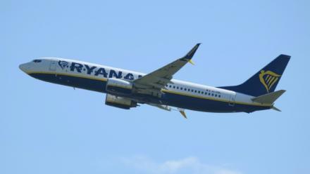 Un Boeing 737 de la compagnie aérienne irlandaise à bas coût Ryanair décolle de l'aéroport de Blagnac, à Toulouse, le 20 mai 2026