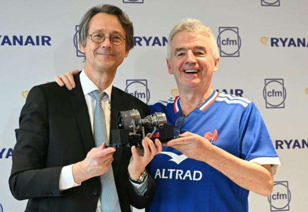 Le directeur général de Safran Olivier Andriès (g) et le directeur général de Ryanair Michael O'Leary signent un accord portant sur la maintenance des moteurs le 10 février 2026 à Paris 