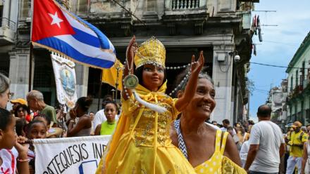Une fidèle brandit une poupée représentant la Vierge de la Charité, dans la religion catholique, et Oshun dans la religion yoruba, lors de la traditionnelle procession en leur honneur, à La Havane, le 8 septembre 2026