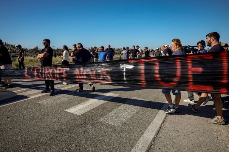 Plusieurs dizaines de pêcheurs bloquent un dépôt pétrolier dans le port de Fos-sur-Mer pour protester contre la hausse des prix du carburant et la dégradation des conditions de travail, le 15 septembre 2026