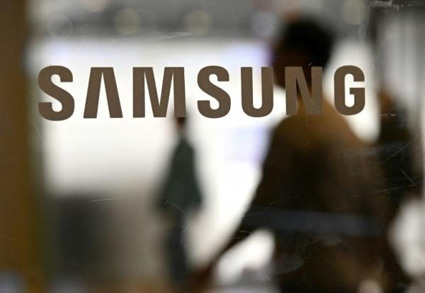 Le logo de Samsung Electronics sur une porte du bâtiment de l'entreprise situé à Seocho, à Séoul, le 20 mai 2026