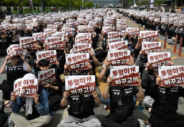 Manifestants réclamant davantage de transparence devant une usine de Samsung Electronics à  Pyeongtaek, au sud de Séoul, le 23 avril 2026