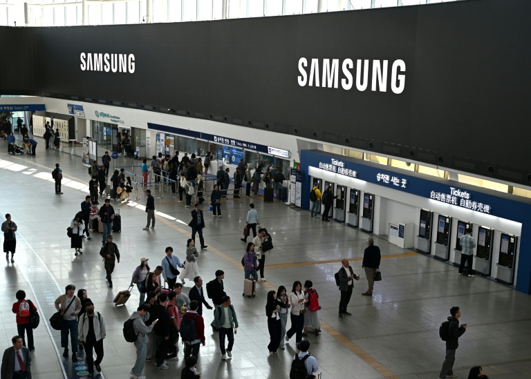 Un grand écran affiche le logo de Samsung dans une gare de Séoul, le 30 avril 2026