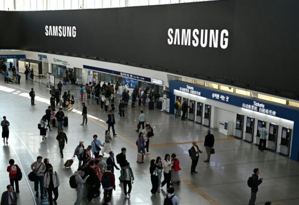 Un grand écran affiche le logo de Samsung dans une gare de Séoul, le 30 avril 2026