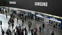 Un grand écran affiche le logo de Samsung dans une gare de Séoul, le 30 avril 2026