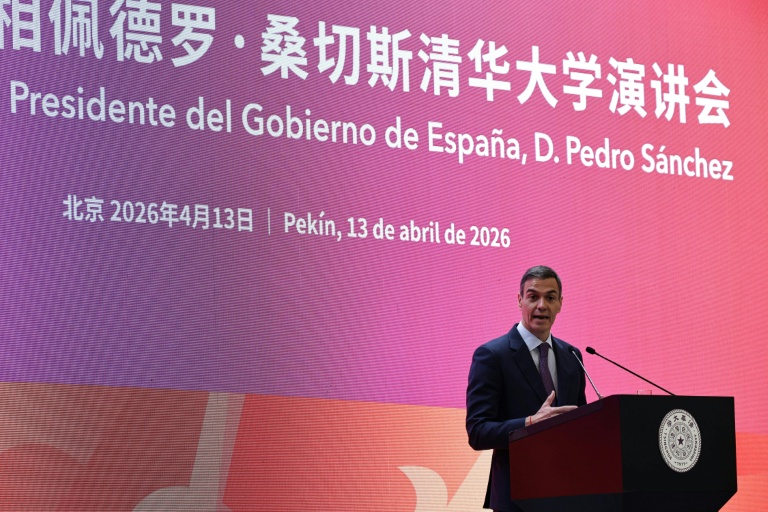 Le Premier ministre espagnol Pedro Sanchez prononce un discours à l'université Tsinghua de Pékin, le 13 avril 2026