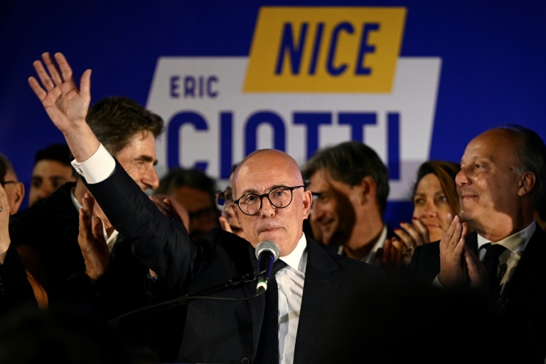 Éric Ciotti, président du groupe parlementaire UDR et candidat à la mairie de Nice, salue ses partisans après l'annonce des résultats du premier tour des élections municipales de 2026 à Nice, le 15 mars 2026
