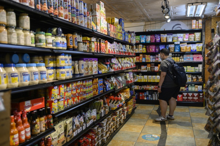 Une personne fait ses courses dans un supermarché à New York le 13 juillet 2022