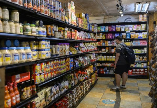 Une personne fait ses courses dans un supermarché à New York le 13 juillet 2022