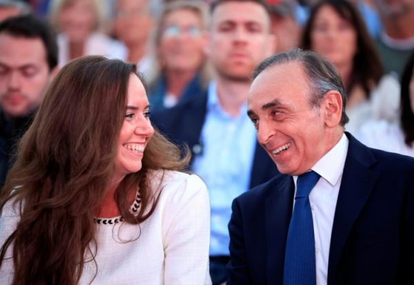 Sarah Knafo, à gauche et à sa droite Eric Zemmour, le 5 juin 2024, à Nice dans les Alpes-Maritimes