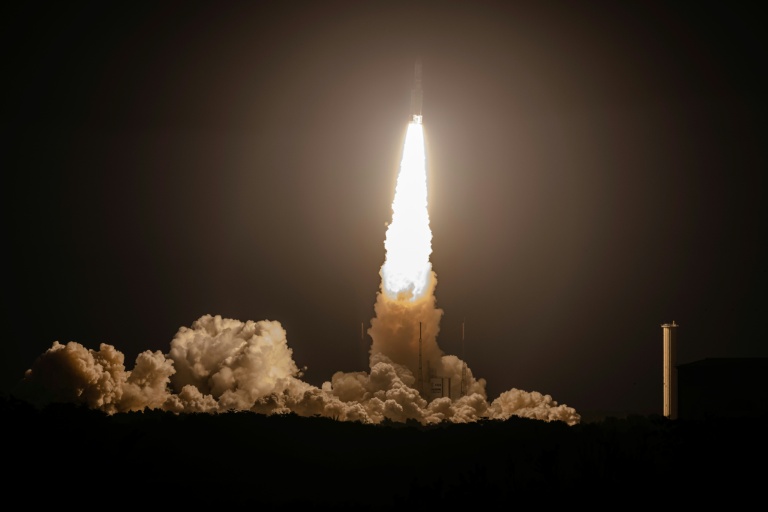 La fusée Ariane 5 d'Arianespace décolle du Centre spatial de Kourou, emportant un satellite Eutelsat, le 7 septembre 2022 en Guyane française