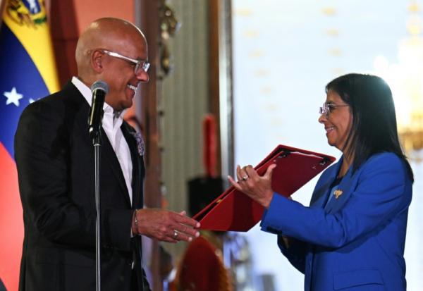 La présidente par intérim du Venezuela Delcy Rodriguez se voit remettre la loi d'amnistie par le président de l'Assemblée nationale Jorge Rodriguez, le 19 février 2026 au palais de Miraflores à Caracas