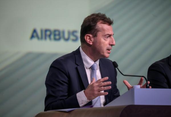 Le patron d'Airbus Guillaume Faury lors d'une conférence de presse à l'occasion des résultats annuels à Toulouse, dans le sud-ouest de la France, le 19 février 2026