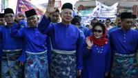 (Photo d'archives) L'ex-Premier ministre malaisien Najib Razak (au centre) lors d'une manifestation à Pekan, en Malaisie, le 28 avril 2018