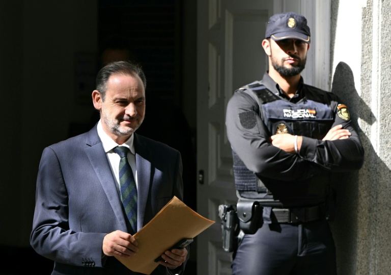 L'ancien ministre espagnol des Transports, José Luis Ábalos, quitte la Cour suprême après avoir comparu pour corruption présumée à Madrid, le 15 octobre 2025