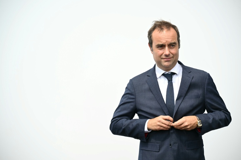Le Premier ministre Sébastien Lecornu, le 17 juin 2025 à l'aéroport du Bourget