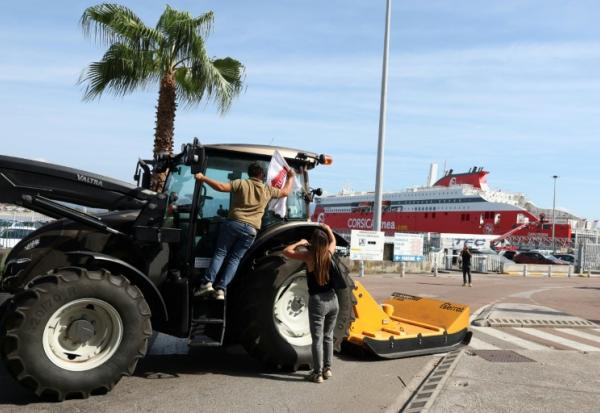 Des agriculteurs bloquent avec leurs tracteurs l'accès au terminal des ferries d'Ajaccio pour réclamer une aide financière de l'État face à la sécheresse, le 24 septembre 2026 en Corse