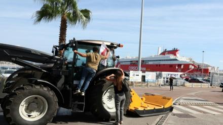 Des agriculteurs bloquent avec leurs tracteurs l'accès au terminal des ferries d'Ajaccio pour réclamer une aide financière de l'État face à la sécheresse, le 24 septembre 2026 en Corse