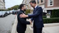 Le président ukrainien Volodymyr Zelensky (g) et le secrétaire général de l'Otan Mark Rutte se serrent la main en marge d'un sommet européen à Bruxelles, le 15 octobre 2026