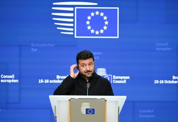 Le président ukrainien Volodymyr Zelensky lors d'une conférence de presse dans le cadre d’un sommet de l’UE à Bruxelles, le 16 octobre 2026
