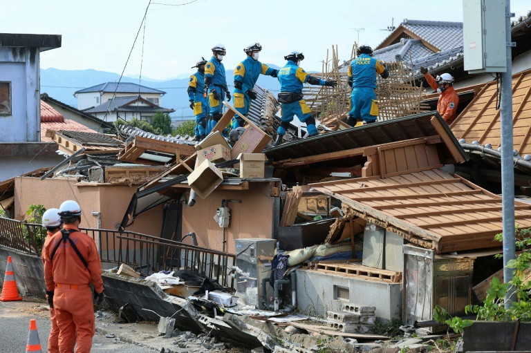 Des équipes de secours interviennent sur le site d’une maison endommagée lors du séisme du 28 juillet, à Yatsushiro, dans la préfecture de Kumamoto, Japon, le 30 juillet 2026