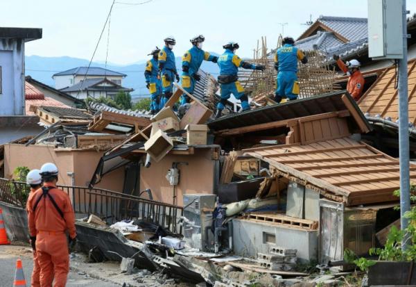 Des équipes de secours interviennent sur le site d’une maison endommagée lors du séisme du 28 juillet, à Yatsushiro, dans la préfecture de Kumamoto, Japon, le 30 juillet 2026