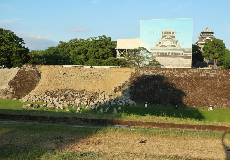 Les murailles de pierre effondrées du château de Kumamoto sont visibles après un séisme, dans la ville de Kumamoto, le 28 juillet 2026