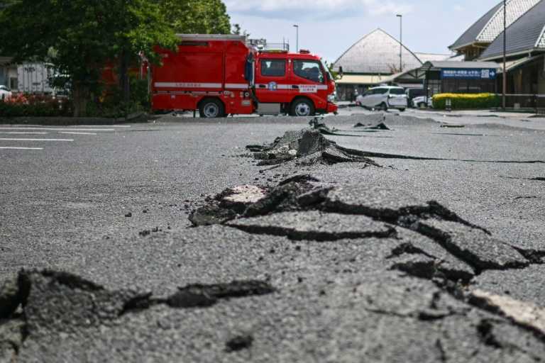 Une route fissurée à Hikawa, dans la préfecture de Kumamoto, le 30 juillet 2026 après le séisme qui a frappé le sud-ouest du Japon le 28 juillet