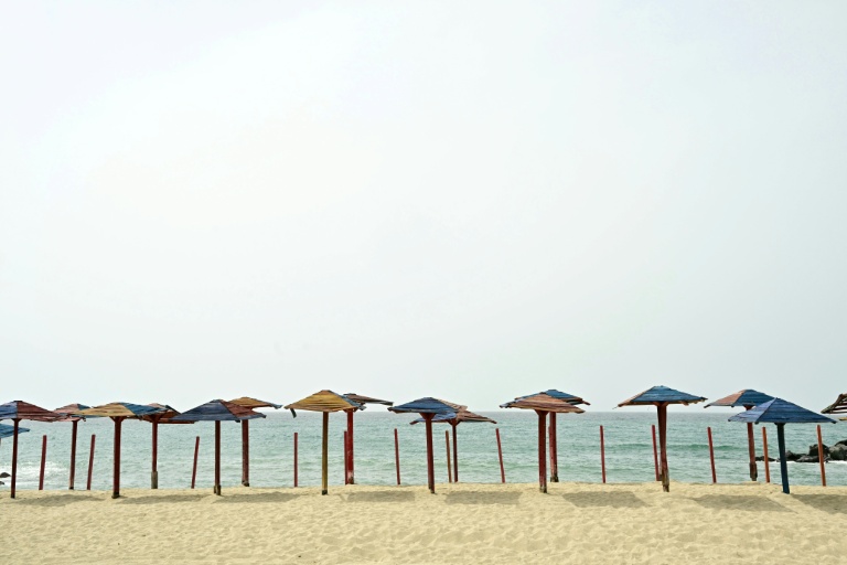 Une plage vide à Caraballeda, au Venezuela, dans l'Etat de La Guaira dévasté par un double séisme, le 10 juillet 2026