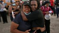 Des proches de victimes des séismes au Venezuela se rassemblent près de l'immeuble OPP de Caraballeda, le 24 juillet 2026