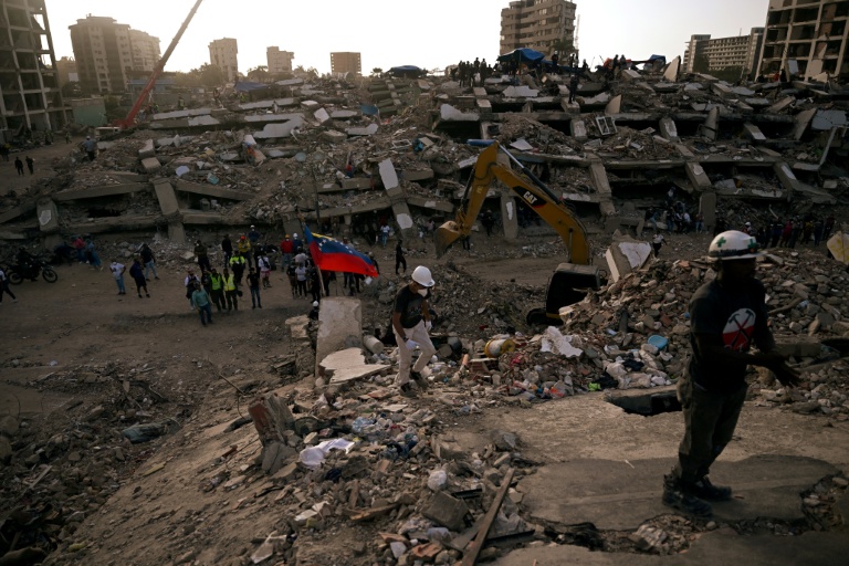 Recherche de corps de victimes du double séisme à Caraballeda, au Venezuela, le 24 juillet 2026